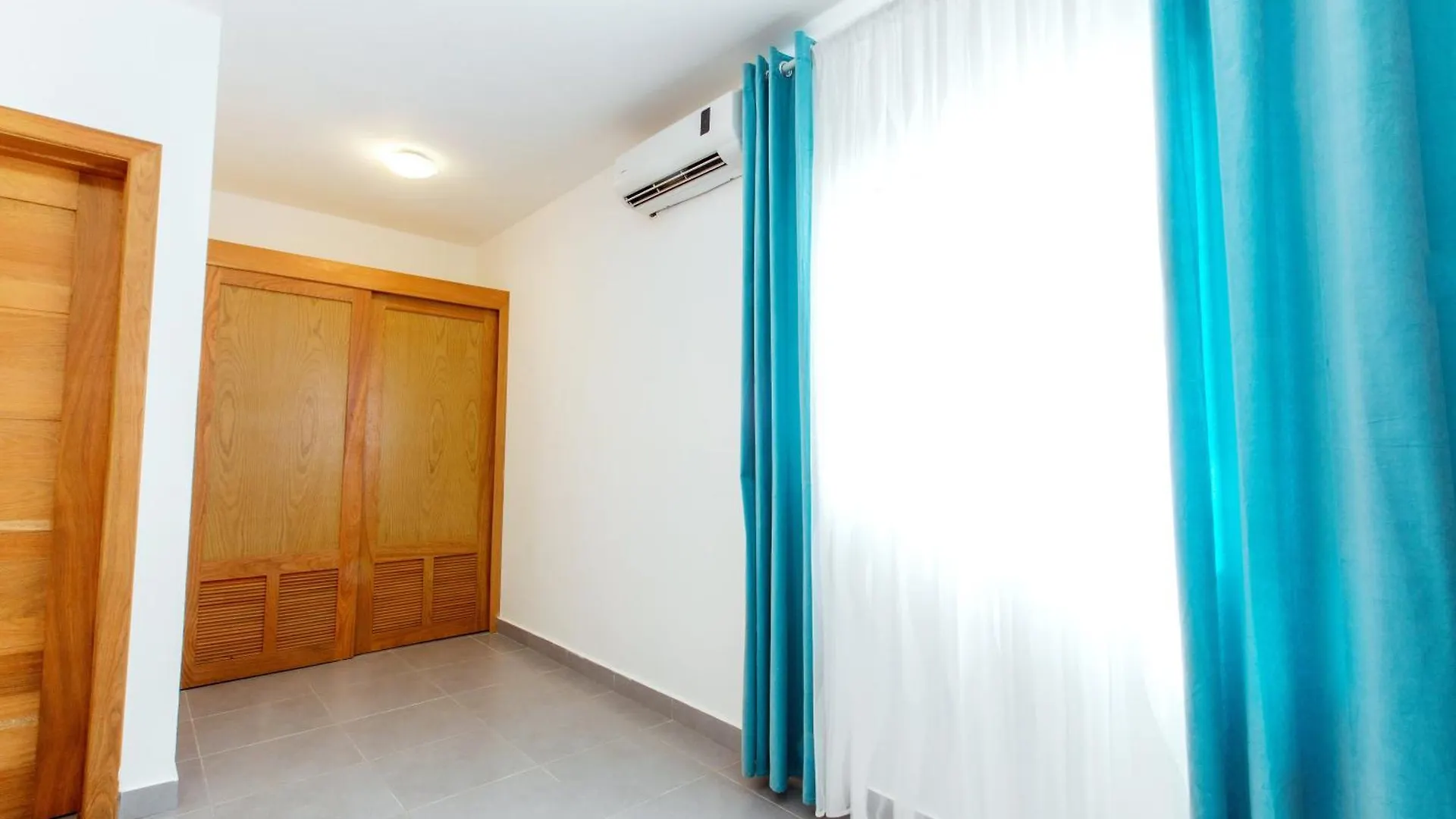 Sunny Studios Deluxe Playa Los Corales - Wifi, Beach, Pool プンタ・カナ アパートホテル